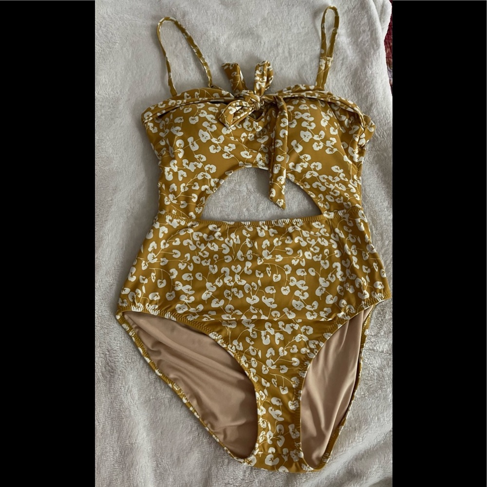 One piece swim suit